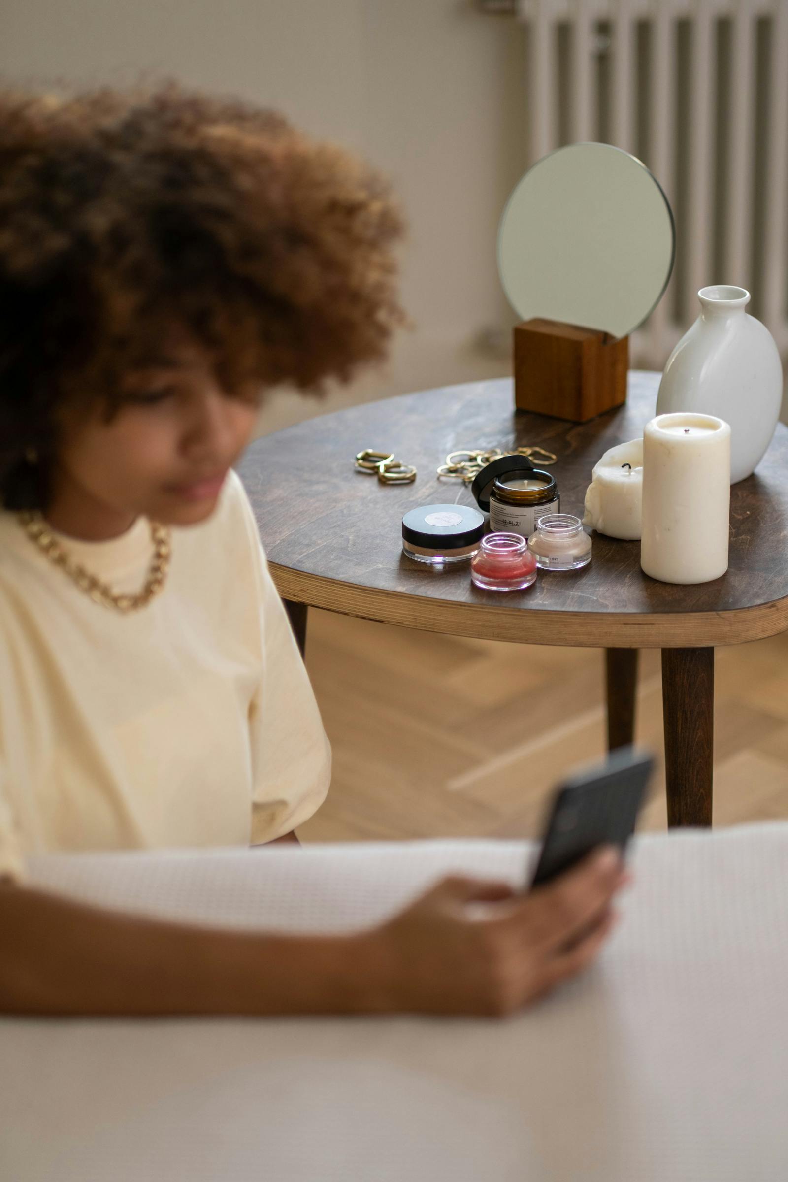 Creatrice noire utilisant un smartphone pour partager RAFLOX