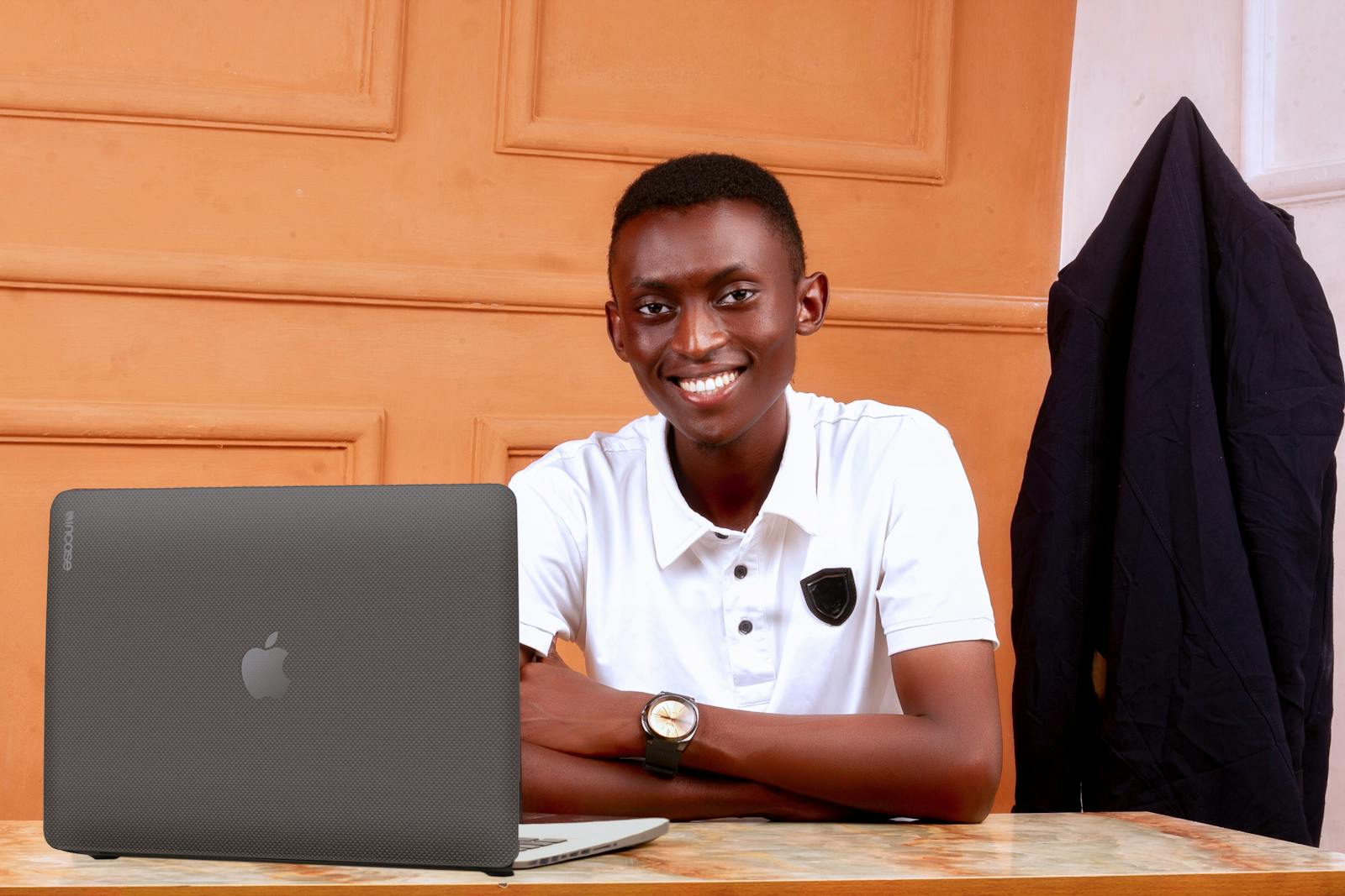 Entrepreneur africain travaillant sur laptop